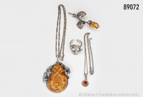 Konv. Silberschmuck, bestehend aus Kette, 935er Silber, mit großem Bernstein mit Einschlüssen (ca. 40 x 26 mm), eingefasst in Blütendekor, Brosche, 92...