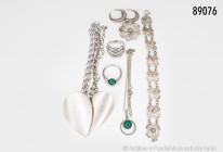 Konv. Silberschmuck, 800er bis 925er Silber, bestehend aus 2 Ringe, 2 Ketten, 1 Paar Ohrringe, 1 Armband und 1 Brosche, Gesamtgewicht ca. 69 g, guter ...