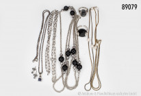 Konv. Silberschmuck, bestehend aus 2 Ringen mit schwarzen Steinen, dazu passende Kette, 4 Ketten mit verschiedenen Ausführungen und 1 Paar Ohrstecker,...