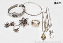 Konv. verschiedene Silberobjekte, 800er bis 925er Silber, Damenarmbanduhr, Herrenring mit Monogramm, 2 Ketten mit Anhänger, Armreif, 1 Brosche, 2 Ohrs...