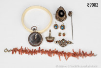 Konv. Schmuck, bestehend aus Damentaschenuhr, 800er Silber, Biedermeierschmuck (2 Broschen, 1 Paar Ohrringe und 1 Anstecknadel), Elfenbeinarmreif (D c...