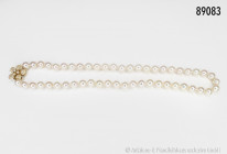 Perlenkette, Schließe in 750er Gold, Italien, 52 Punktdiamanten und 6 Brillanten zu je ca. 0,07 Karat, L ca. 46 cm, guter Zustand