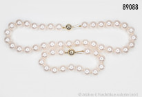 Konv. Perlenkette (L ca. 45 cm) und -armband (L ca. 21 cm), Schließen 585er Gelbgold, guter Zustand