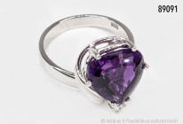 Ring, 585er Weißgold, mit 1 Diamant ca. 0,05 Karat und einem großen Amethysten in Herzform, Krabbenfassung, 7,41 g, Ringgröße 55, sehr guter Zustand...