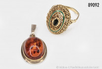 Konv. Ring, 585er Gelbgold (getestet), mit einem kleinen grünen Stein und mit Emaille-Einfassung, Durchbrucharbeiten, Ringgröße 50, 3,8 g, dazu Anhäng...
