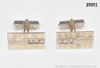 1 Paar Manschettenknöpfe, 750er Gold, mit je 3 Diamanten zu je ca. 0,03 Karat, Gesamtgewicht 16,99 g, guter Zustand mit leichten Tragespuren