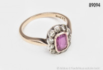 Ring, 585er Gelbgold, ca. 1920er Jahre, mit einem Rubin und 11 Diamanten zu je ca. 0,03 Karat, Ringgröße 53, 3,35 g, guter Zustand mit leichten Alters...