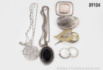 Konv. Silberschmuck, 800 bis 925 Silber, dabei Kette mit Anhänger, mit großem schwarzen Stein, L ca. 60 cm, dazu filigrane Silberkette mit schönem Anh...