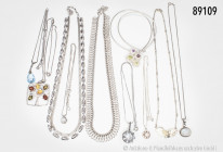 Konv. 10 Silberketten, verschiedene Ausführungen und Anhänger, dabei mit Perlen, Punktrubinen, Mondstein und Aquamarin, Gesamtgewicht ca. 110 g, gemis...