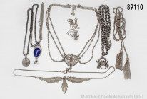 Konv. 7 Silberketten, dabei dreireihige Trachtenkette mit Blütenmotiv und kleinem Korall-Cabochon, Silberkette mit Anhänger "Sancho Panza", mit Krabbe...