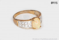 Ring, 375er Gelbgold, mit einem wunderschönen Opal und 16 Punktdiamanten, sehr guter Zustand, vermutlich England 1930er Jahre, Größe 59, 3,33 g