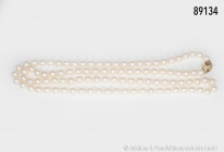 Perlenkette, L ca. 95 cm, mit Schließe in 585er Gelbgold, mit 2 Brillanten, guter Zustand