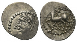 Gallien. Bituriges.

 Quinar (Silber).
Vs: Kopf links.
Rs: Pferde nach links stehend, darüber Schwert, darunter Pentagramm.

16 mm. 1,94 g. 

...