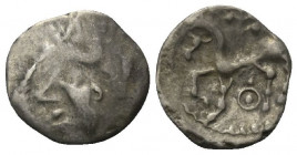 Gallien. Bituriges.

 Quinar (Silber).
Vs: Kopf links.
Rs: Pferde nach links stehend, darüber Zweig, darunter Kreis mit zentraler Kugel.

15 mm....