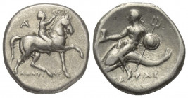 Kalabrien. Tarent.

 Didrachme oder Nomos (Silber). Ca. 280 - 272 v. Chr.
Vs: Nackter Jüngling zu Pferde nach rechts reitend; im Feld links Monogra...