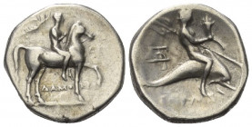 Kalabrien. Tarent.

 Didrachme oder Nomos (Silber). Ca. 272 - 240 v. Chr.
Vs: Jugendlicher Reiter zu Pferde nach rechts reitend; im Feld links oben...