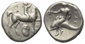 Kalabrien. Tarent.

 Didrachme oder Nomos (Silber). Ca. 270 - 240 v. Chr.
Vs: Nackter Jüngling zu Pferde mit erhobenem Arm nach rechts reitend; zwi...