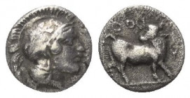 Lukanien. Thourioi.

 Trihemiobol (Silber). Ca. 443 - 410 v. Chr.
Vs: Kopf der Athena mit attischem Helm mit Lorbeerkranz rechts.
Rs: Stier nach r...