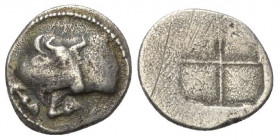 Makedonien. Akanthos.

 Tetrobol (Silber). Ca. 430 - 390 v. Chr.
Vs: Vorderteil eines Stieres links, Kopf nach rechts gewendet, darüber Swastika.
...