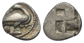 Makedonien. Eion.

 Diobol (Silber). Ca. 480 - 470 v. Chr.
Vs: Gans nach rechts stehend, Kopf nach links gewendet, darunter Theta.
Rs: Unregelmäßi...
