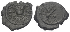 Tiberius II. Constantinus (578 - 582 n. Chr.).

 Dekanummion. Konstantinopel.
Vs: Gekrönte Büste mit Panzer und Paludament en face.
Rs: Wertzeiche...