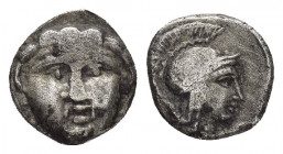 Obol AR
Pisidia, Selge, c. 350-300 BC, Facing gorgoneion / Helmeted head of Athena right within incuse circle
9 mm, 0,85 g