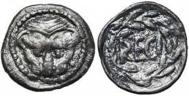 BRUTTIUM, RHEGION, AR litre, 461-445 av. J.-C. D/ Mufle de lion de f. A d., un point. R/ RECI dans une couronne d''olivier. Au-dessus du R, un point. ...