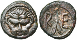 BRUTTIUM, RHEGION, AE litre, 435-420 av. J.-C. D/ Mufle de lion de f. R/ Deux feuilles d''olivier entre R·E. SNG ANS 678-679; Rutter, HN, 2517. 1,42g ...