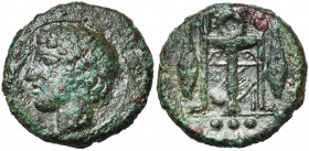 SICILE, LEONTINOI, AE tetras, 405-402 av. J.-C. D/ T. l. d''Apollon à g. Devant, ΛEON et feuille d''olivier. R/ Trépied entre deux grains, une cithare...