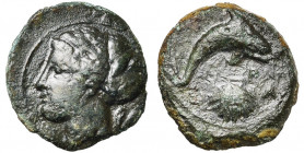 SICILE, SYRACUSE, Dionysios Ier (406-367), AE hémilitre, vers 405 av. J.-C. D/ T. d''Aréthuse à g., les cheveux repris dans une sphendoné. Derrière, d...