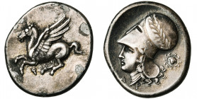 CORINTHE, AR statère, 386-307 av. J.-C. D/ Pégase en vol à g. Dessous, . R/ T. casquée d''Athéna à g., le casque lauré. Derrière, aegis dans une cour...
