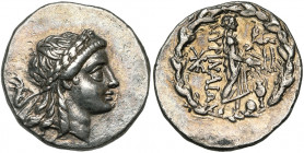 EOLIDE, MYRINA, AR drachme, vers 160 av. J.-C. D/ T. l. d''Apollon à d. R/ MYPINAIΩN Apollon deb. à d., ten. une phiale et une branche de laurier orné...