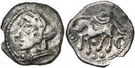 GAULE CELTIQUE, Bituriges Cubi (?), AR quinaire. D/ T. diad. à g. Un annelet pointé sous le menton. R/ Cheval à g. Au-dessus, un serpent enroulé avec ...
