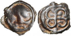 GAULE CELTIQUE, Bituriges Cubi, AE potin. Type au swastika. D/ T. stylisée à d. R/ Swastika tournant à d. DT 3502; Scheers, Lyon, 818; Gäumann 9. 1,86...