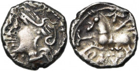 GAULE CELTIQUE, Lingones, AR quinaire, 1er s. av. J.-C. Type Kaletedou (série régulière). D/ T. casquée de Roma à g., le casque ailé. R/ Cheval au tro...