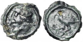 GAULE CELTIQUE, Loire moyenne, ae potin. D/ T. casquée à g., le menton proéminent formé d''un globule. R/ Oiseau à g. DT 2675; Gäumann 60. 3,21g Très ...