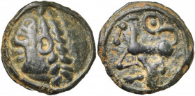 GAULE CELTIQUE, Sequani, AE potin, avant 52 av. J.-C. Type à la grosse tête au bandeau orné. D/ T. à g., les lèvres figurées par deux globules, le ban...