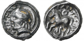 GAULE CELTIQUE, Sequani, AE potin, fin 1er s. av. J.-C. D/ T. à g., coiffée d''un casque à panache. Devant, TVRONOS. R/ Cheval galopant à g. Au-dessus...