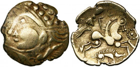 GAULE CELTIQUE, Aulerci Eburovices, AV hémistatère. Type au sanglier. Classe II. D/ T. stylisée à g., la chevelure formée de globules, le nez réduit à...