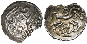 GAULE CELTIQUE, Picardie, AR quinaire, vers 50 av. J.-C. Type au sanglier. Classe I. D/ Représentation altérée de la t. casquée d''Athéna à d. R/ Chev...