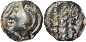 GAULE CELTIQUE, Peuples de la Basse-Seine, AE potin. D/ T. casquée, schématisée à g. R/ Trois lignes torsadées et parallèles. DT 2510B; Gäumann 134. 2...