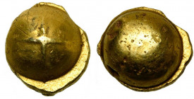 GAULE CELTIQUE, Seine moyenne, AV statère, 1er s. av. J.-C. Globule à la croix des Séno-Carnutes. Classe 3 - Type sphérique. D/ Petite croix au centre...