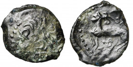 GAULE CELTIQUE, Senones, AE bronze au cerf bramant, vers 52 av. J.-C. D/ Large t. l. à g., les mèches enroulées. R/ Cerf à g., tête levée et rejetée e...
