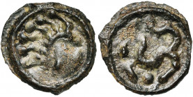 GAULE CELTIQUE, Senones, AE potin. Type à la tête d''Indien. D/ T. à d., la chevelure disposée en six grosses mèches bouletées, le visage formé de tro...