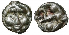 GAULE CELTIQUE, Senones, AE potin. D/ T. joufflue de f., cheveux crépus, entourée de quatre globules. R/ Cheval à g. Au-dessus et en dessous, deux gro...