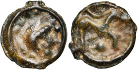 GAULE CELTIQUE, Senones, AE potin. D/ T. à g., nez et menton pointus. En dessous, ligne de points. R/ Equidé à d., à longue oreille. Dessous, globule....