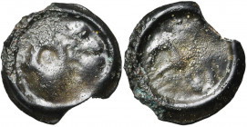 GAULE CELTIQUE, Senones, AE potin. D/ T. stylisée à g., la chevelure formée de lignes bouletées. R/ Cheval filiforme à g. DT 2653 var.; Gäumann 90; Sc...