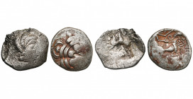 ARMORIQUE, Veneti, bill. statère. Type au cavalier. D/ T. à d., au nez long et pointu, de larges boucles pointées cernant la chevelure en trois roulea...