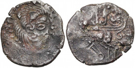 ARMORIQUE, Coriosolites, bill. statère, vers 50 av. J.-C. Type au nez orné. D/ T. à d., les cheveux disposés en trois enroulements, le nez schématisé ...