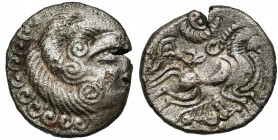 ARMORIQUE, Coriosolites, bill. statère, vers 50 av. J.-C. Type au nez droit. D/ T. à d., le nez droit, les cheveux disposés en trois enroulements, ent...